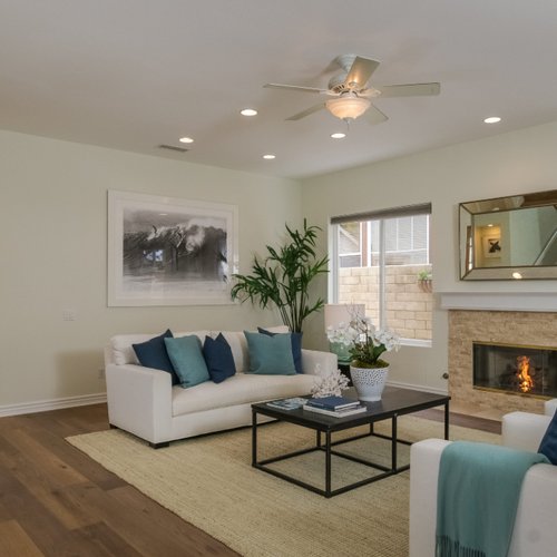 Trendy home in Solana Beach, CA with neutral hardwood flooring